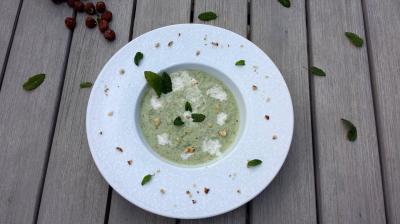 Gaspacho concombre, menthe et noisettes