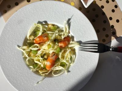 Salade de chou, crevettes, kiwi et pommes