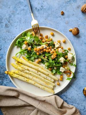 Asperges rôties et salade roquette et pois chiches