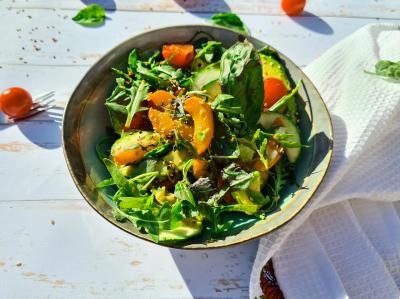 Salade roquette, avocat et abricot