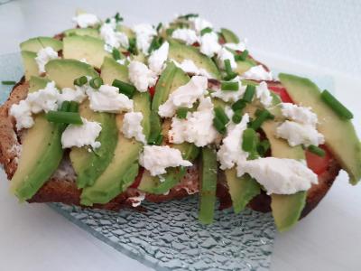 tartine avocat et fromage frais